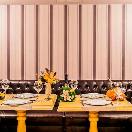 Luxurious Amidst Majestic Mountains شقة