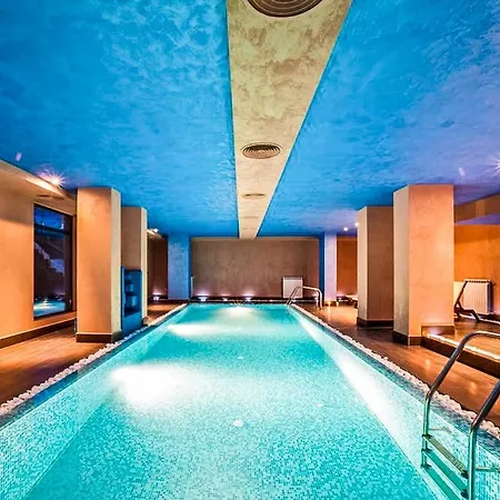 Luxurious Amidst Majestic Mountains شقة